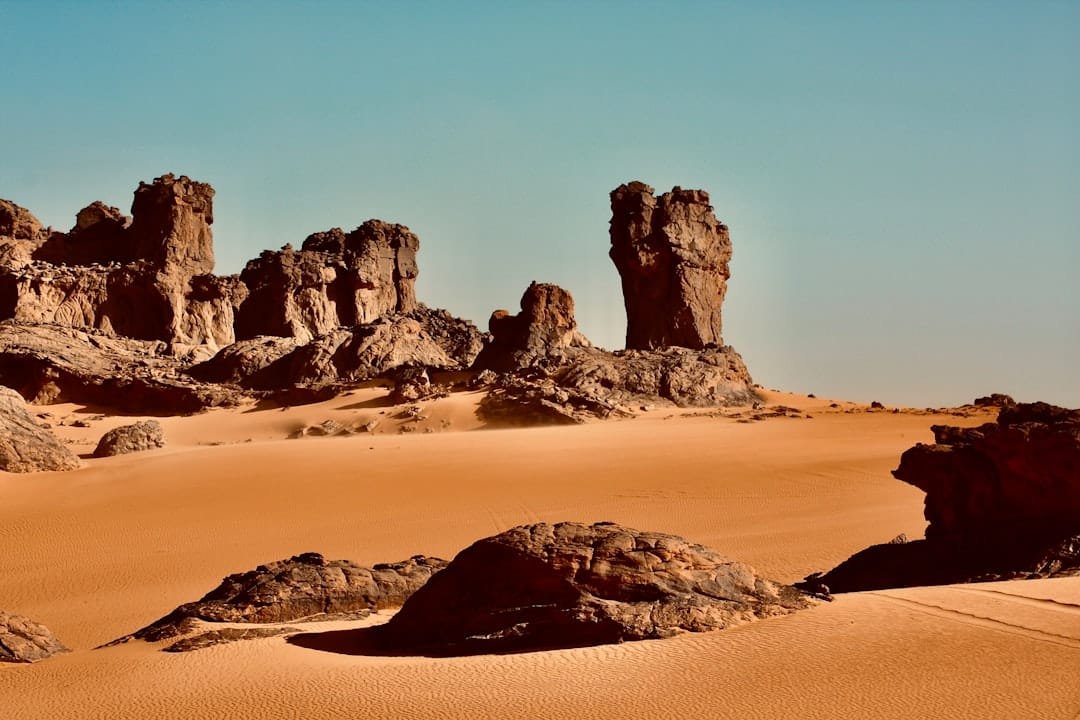 découvrez l'algérie : un pays riche en histoire, culture et paysages diversifiés, entre méditerranée et désert du sahara.