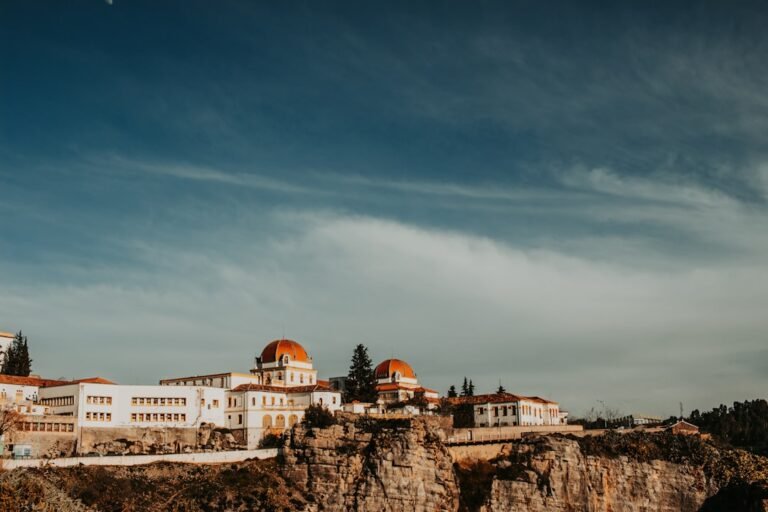 découvrez nos conseils pratiques pour voyager en algérie en toute sérénité : astuces culturelles, sécurité, transport et lieux incontournables.