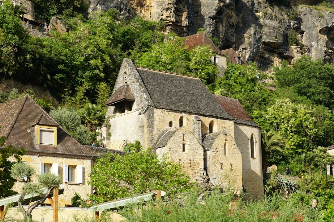 découvrez la communauté algérienne en france : culture, événements, intégration et échanges entre les algériens vivant en france.