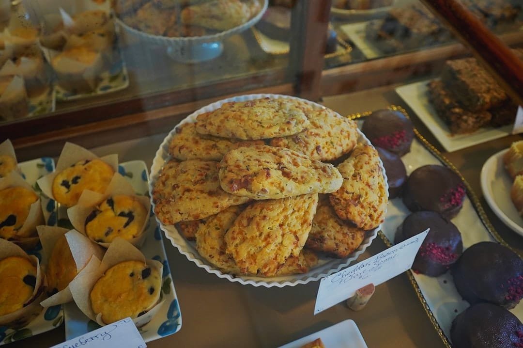 découvrez les délicieuses pâtisseries algériennes, alliant traditions et saveurs exquises pour un voyage gourmand au cœur de l'algérie.