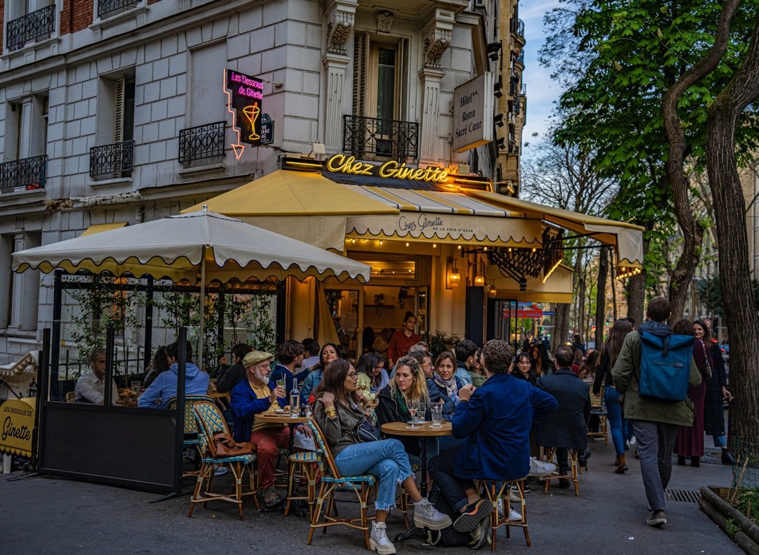 découvrez les saveurs authentiques de la street food algérienne à paris : un voyage gourmand entre couscous, chakchouka et délicieuses spécialités de rue.