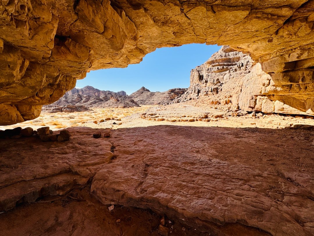 découvrez l'émerveillement d'un touriste français en visite en algérie, explorant ses paysages impressionnants et sa riche culture.