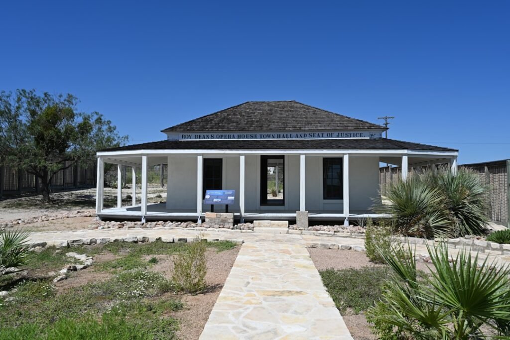 découvrez les réglementations douanières essentielles pour faciliter vos importations et exportations, assurer la conformité et éviter les retards aux frontières.