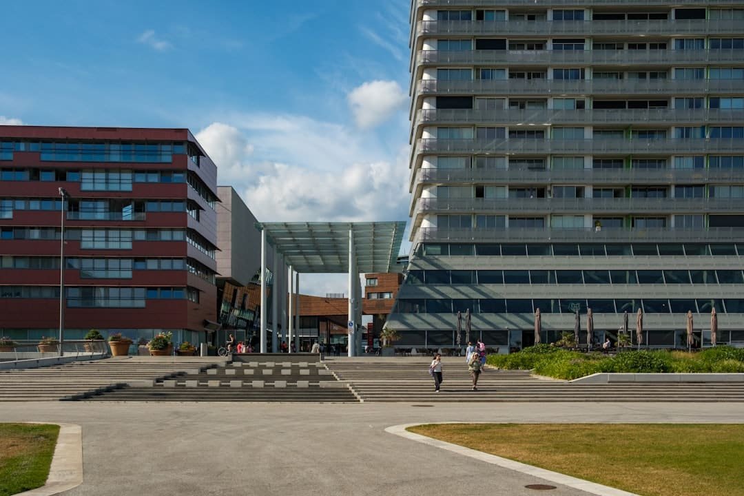 découvrez les raisons et procédures de révocation du titre de séjour pour les étudiants internationaux en france, ainsi que les démarches pour contester cette décision.