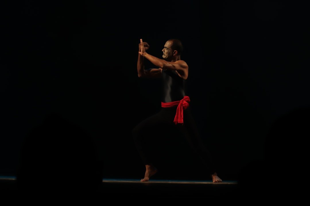 découvrez la danseuse algérienne à paris en 2024 : performances captivantes et événements culturels à ne pas manquer.