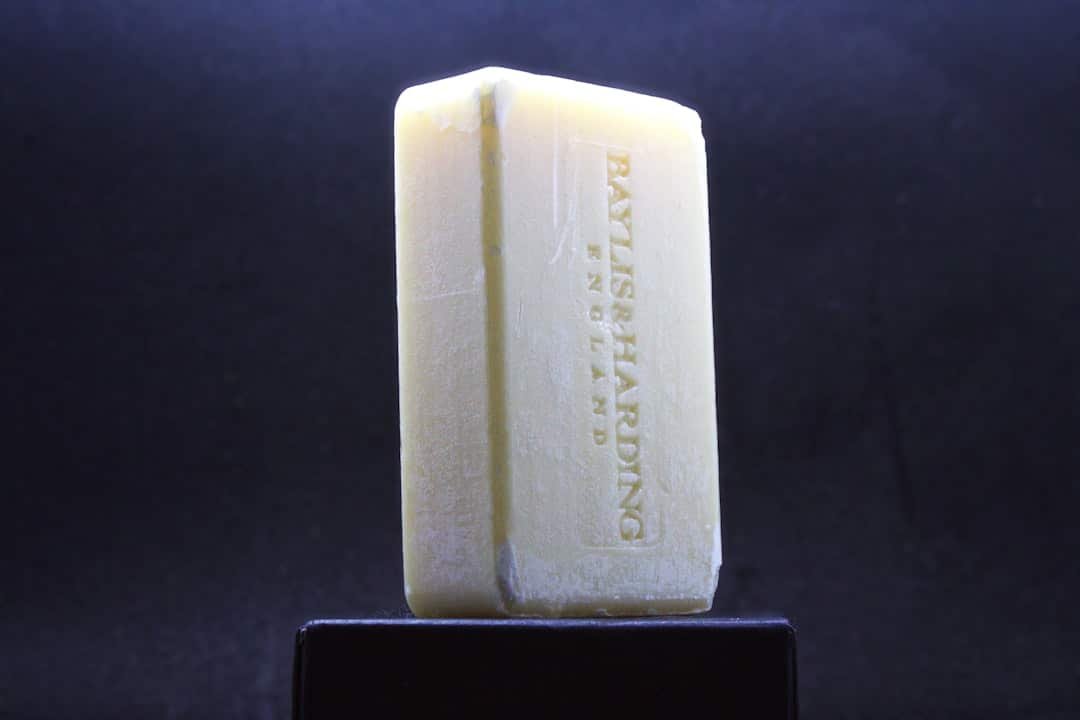 savourez la douceur naturelle avec notre savon artisanal, fabriqué à la main avec des ingrédients authentiques pour une peau saine et nourrie.