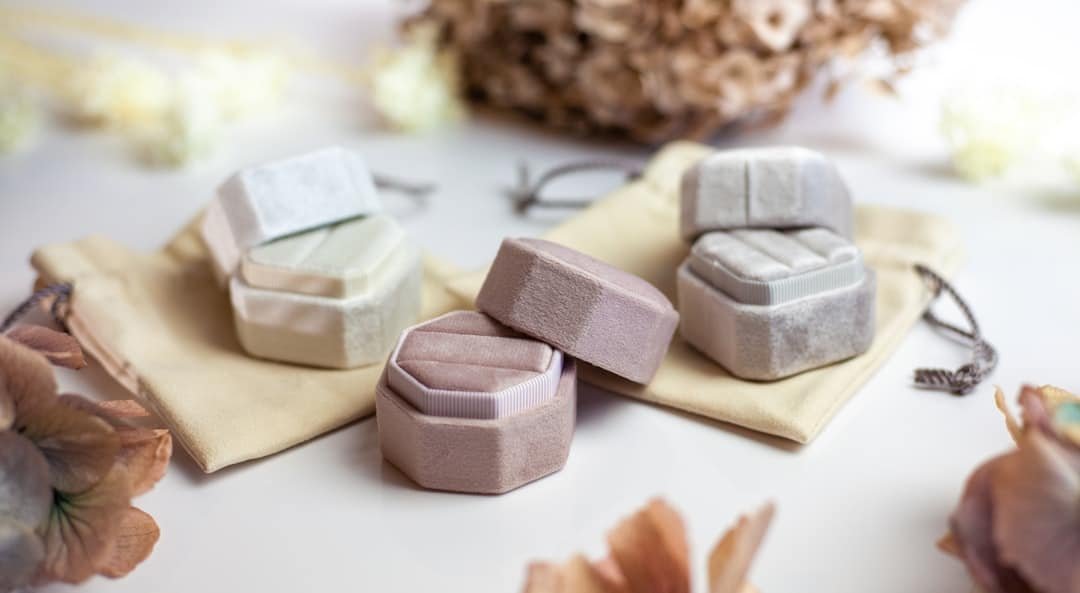 savourez la douceur naturelle de notre savon artisanal, fabriqué avec des ingrédients authentiques pour une peau propre et nourrie.