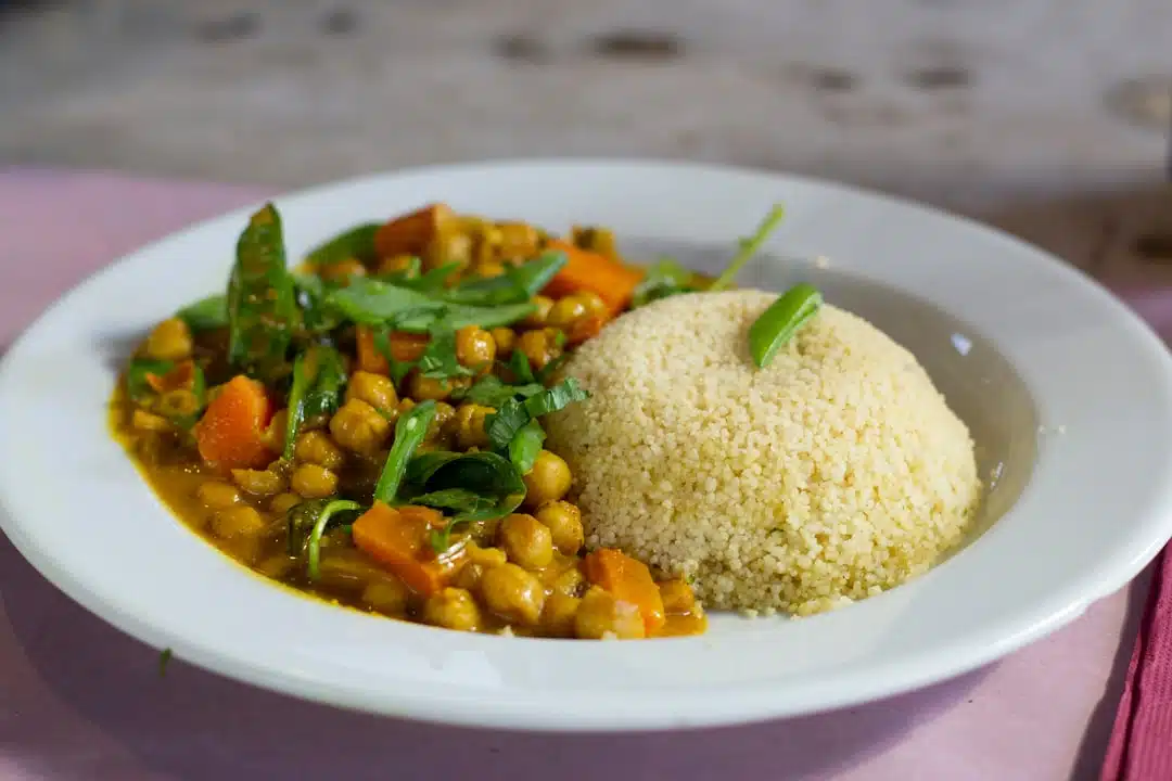 Notre recette traditionnelle de couscous, un plat savoureux et convivial mêlant semoule, légumes et viande, idéal pour un repas en famille.