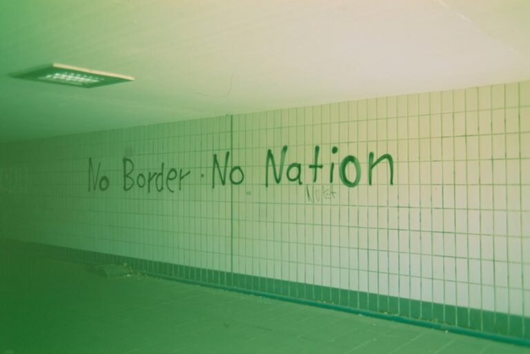 informations essentielles sur la détention liée à l'immigration, incluant les droits des personnes détenues, les procédures et les ressources disponibles.