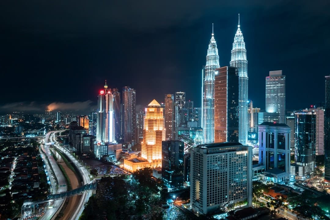 découvrez kuala lumpur, la capitale dynamique de la malaisie, célèbre pour ses gratte-ciel impressionnants, sa cuisine variée et son riche patrimoine culturel.