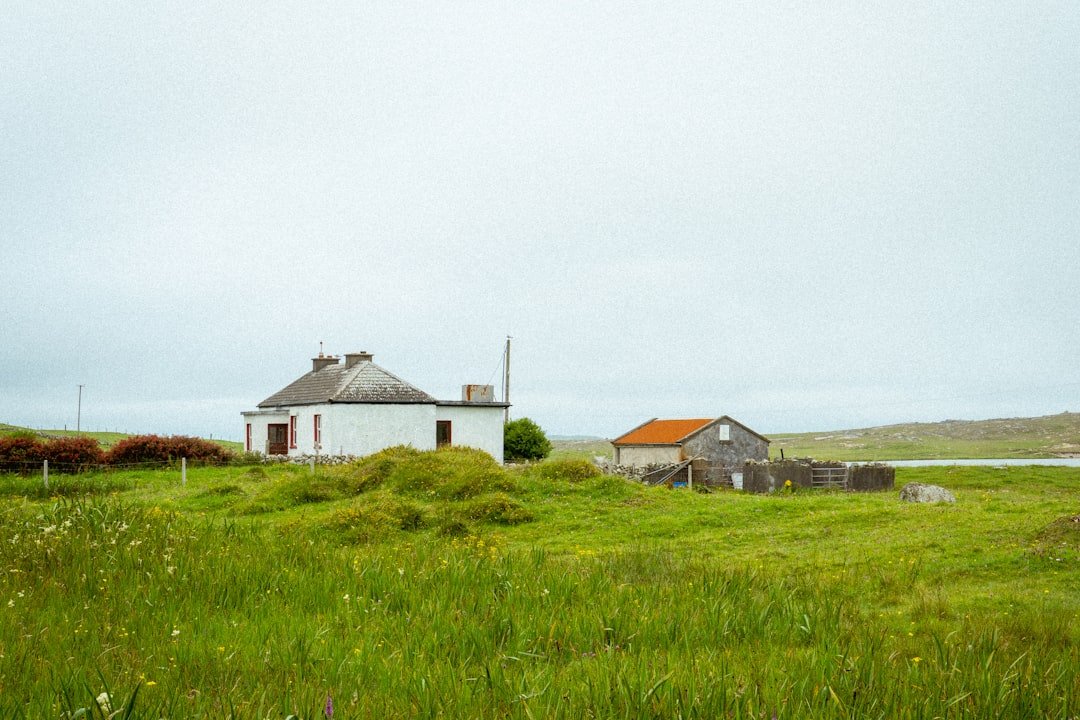 découvrez le voyage en toute autonomie avec nos conseils et destinations pour un séjour off-the-grid, loin de la civilisation et connecté à la nature.