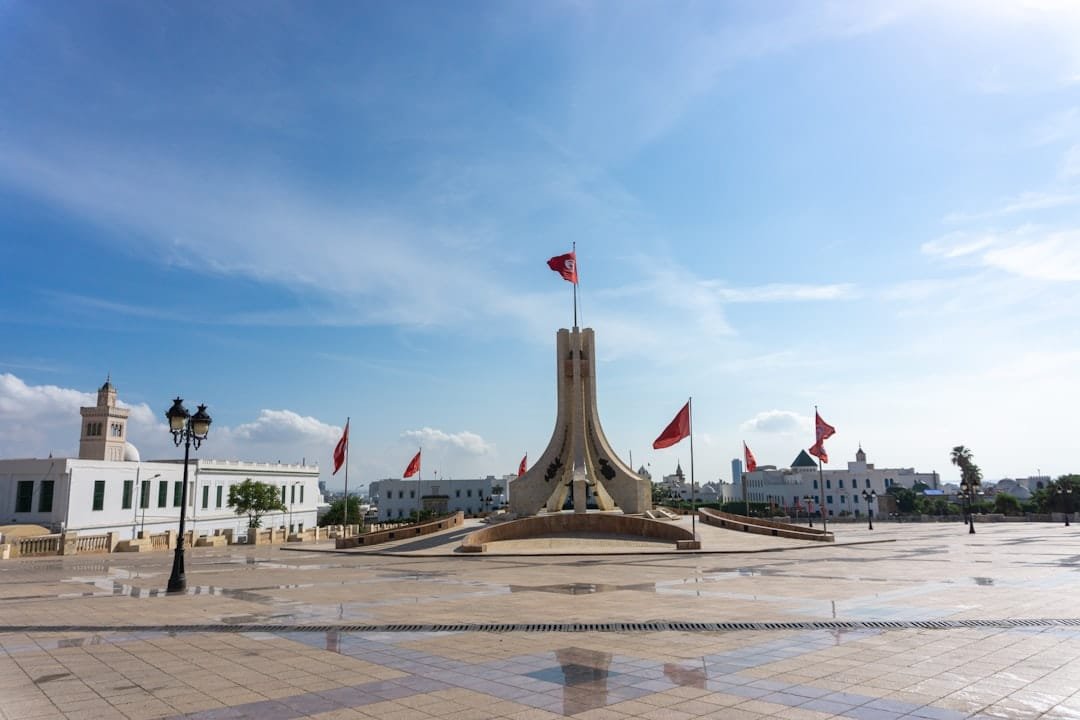 découvrez les règles et réglementations actuelles concernant le change de devises en tunisie, incluant les limites, procédures et conseils pour un échange sécurisé.