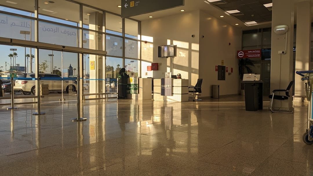 découvrez l'ouverture de notre nouvelle boutique dans le terminal de l'aéroport, offrant une sélection exclusive de produits pour un shopping pratique avant votre vol.