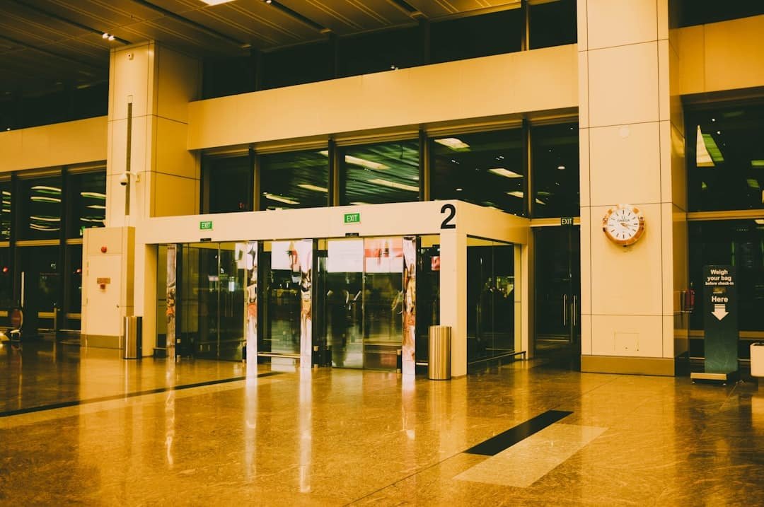 ouverture d'une nouvelle boutique dans le terminal de l'aéroport : découvrez nos produits exclusifs et profitez d'une expérience de shopping unique avant votre départ.