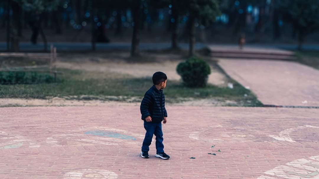 découvrez les enjeux et les conséquences de l'abandon d'enfant, ainsi que les mesures de protection et de soutien pour les enfants concernés.