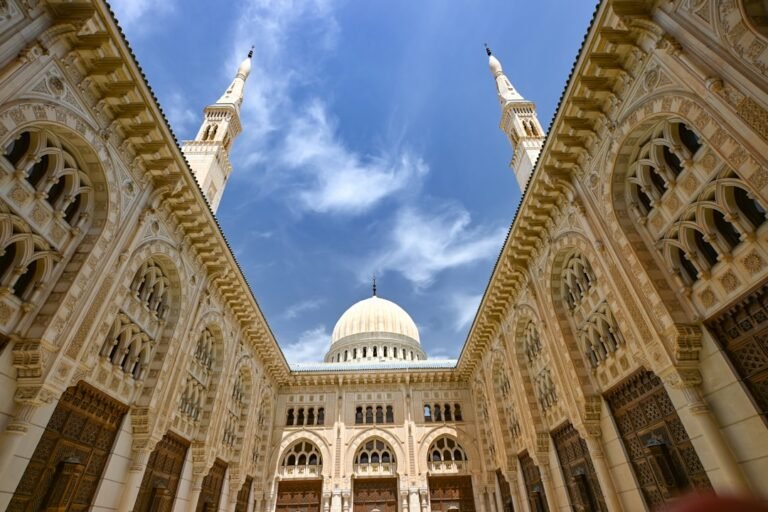 découvrez les traditions et célébrations uniques du ramadan en algérie, une période de spiritualité, de jeûne et de moments conviviaux en famille.
