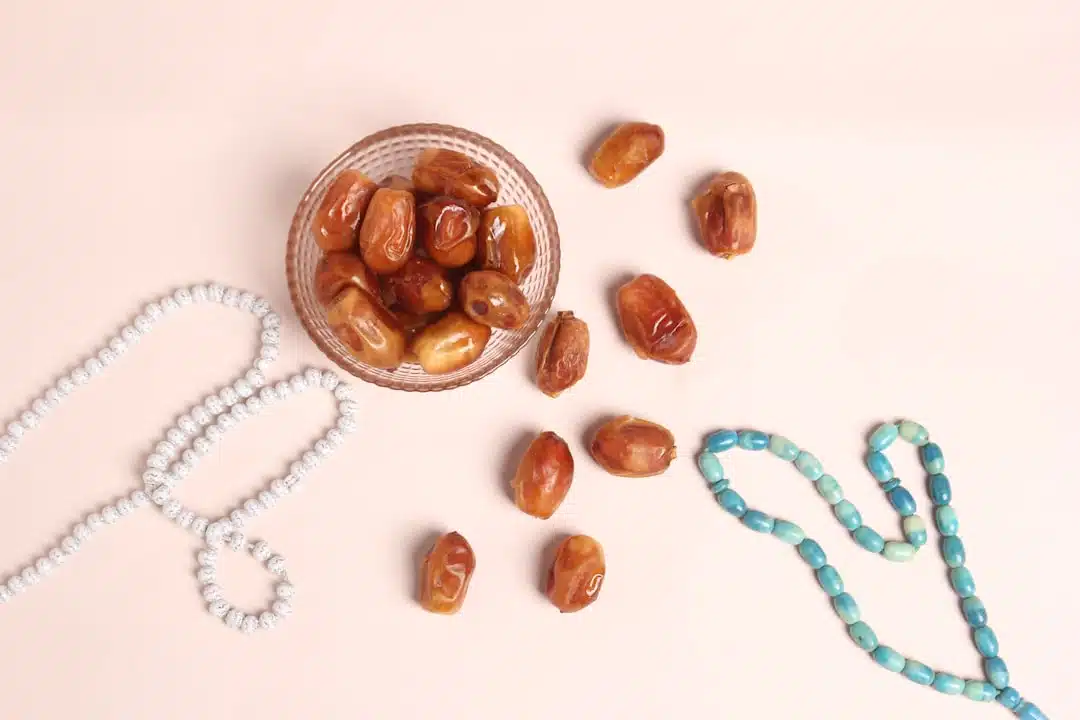 Les traditions, conseils et recettes pour célébrer le ramadan, un mois sacré de jeûne et de spiritualité dans la culture islamique.