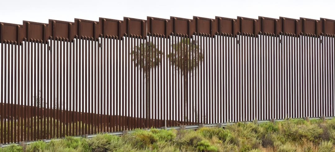 découvrez les impacts et les histoires derrière les expulsions injustes, et comment lutter contre cette violation des droits humains.