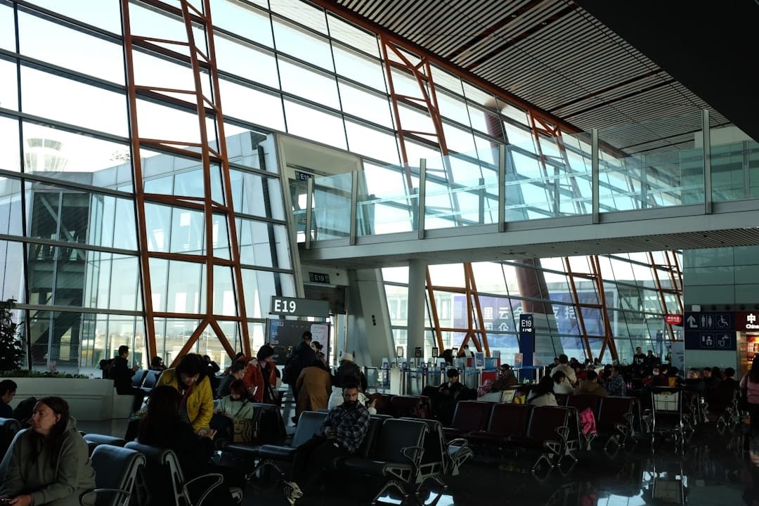 découvrez la modernisation des infrastructures de loisirs dans les aéroports, offrant aux voyageurs des expériences innovantes et confortables avant leur vol.