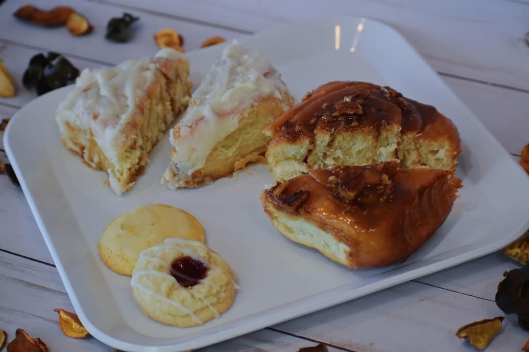 découvrez les délices des pâtisseries algériennes traditionnelles, alliant saveurs orientales et savoir-faire artisanal pour des moments gourmands uniques.