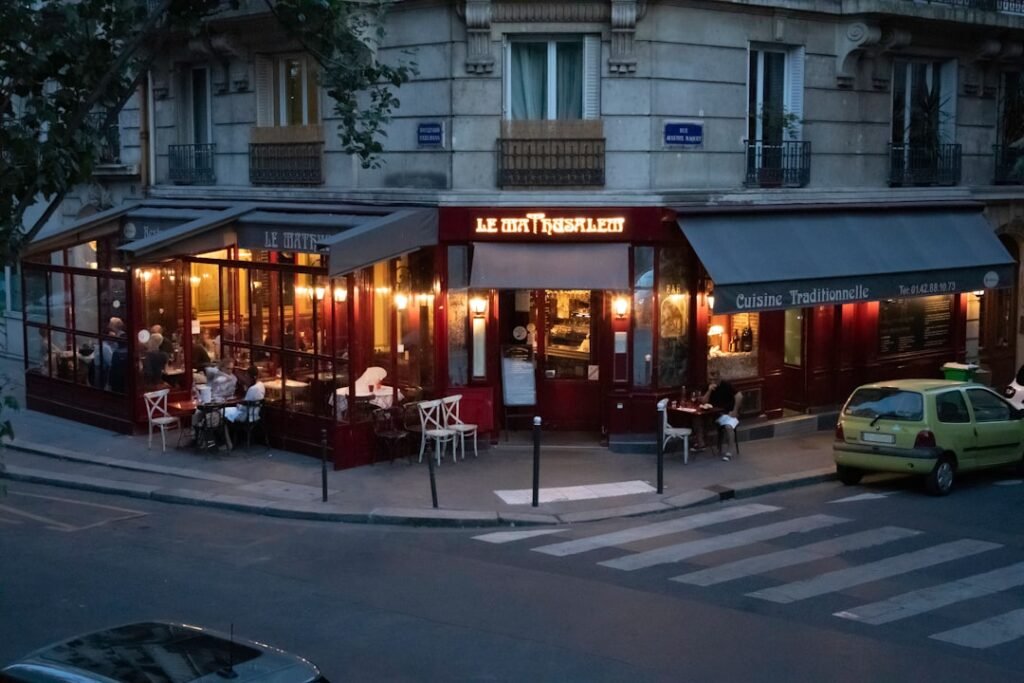 découvrez un authentique restaurant algérien à paris, offrant des saveurs traditionnelles et une atmosphère conviviale au cœur de la capitale.