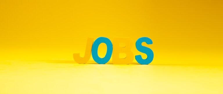 découvrez comment faire face à la perte d'emploi, gérer le stress et retrouver rapidement une nouvelle opportunité professionnelle.