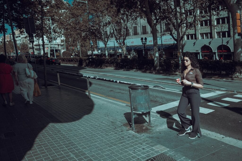 découvrez ce qu'est le harcèlement de rue, ses formes, ses impacts, et les moyens de le prévenir pour garantir un espace public sûr pour tous.