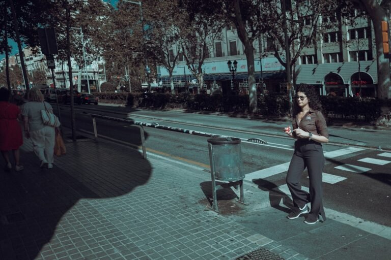 découvrez ce qu'est le harcèlement de rue, ses formes, ses impacts, et les moyens de le prévenir pour garantir un espace public sûr pour tous.