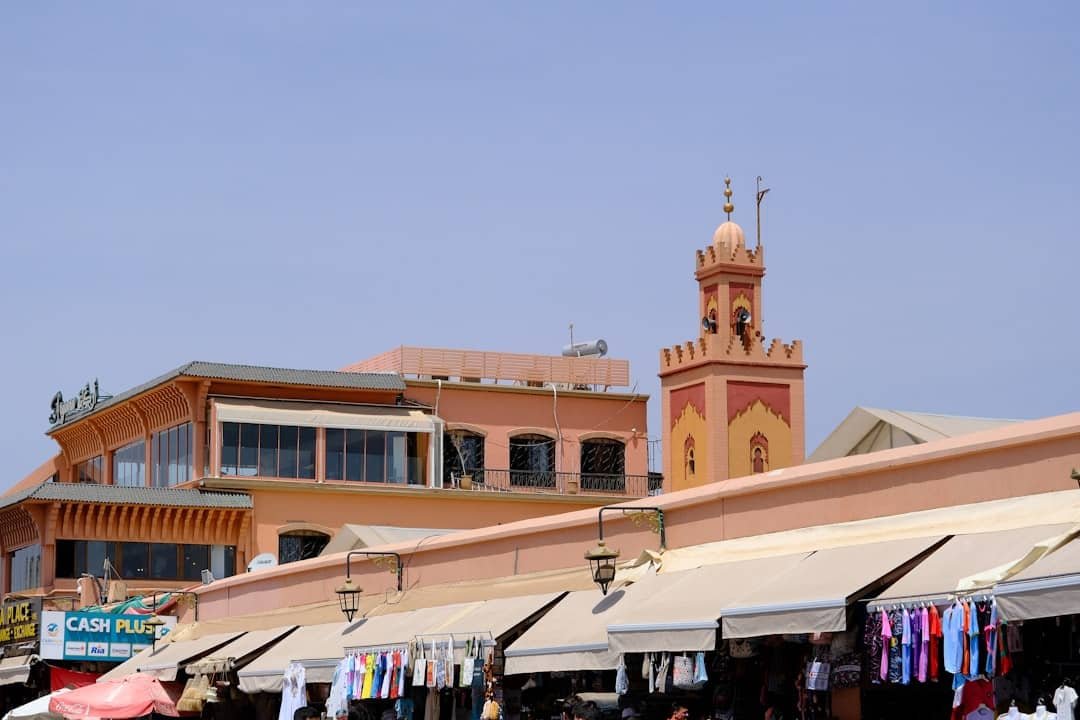 découvrez comment éviter les arnaques aux taxis à marrakech et profitez d'un trajet sécurisé et sans surprise dans la ville.