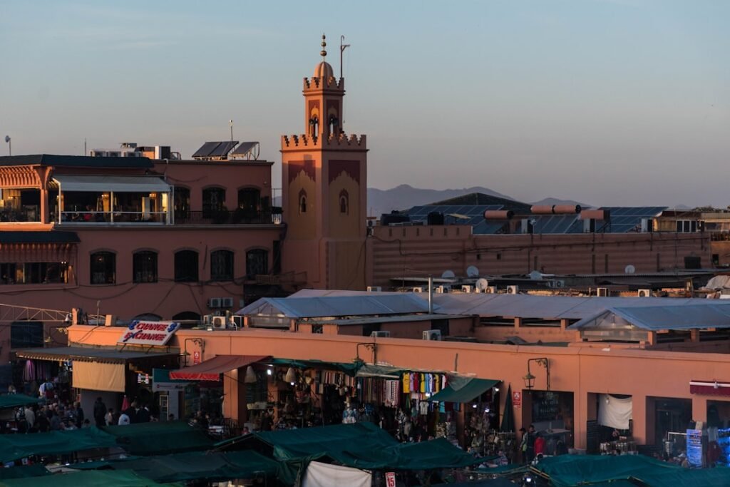 découvrez comment éviter les arnaques de taxi à marrakech avec nos conseils pratiques pour un voyage serein et sécurisé.