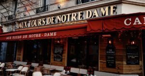 découvrez l'authenticité d'un café traditionnel, où chaque tasse est préparée avec passion pour une expérience riche en saveurs et en arômes.