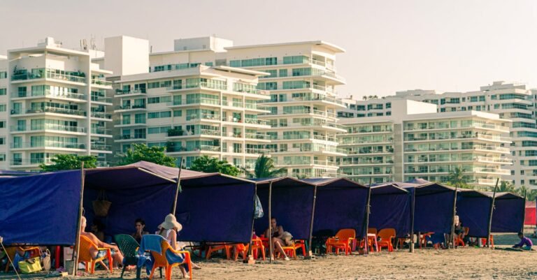 découvrez les beach squatters : des passionnés qui investissent les plages pour profiter du sable et des vagues, souvent avec un esprit communautaire et respectueux de l'environnement.