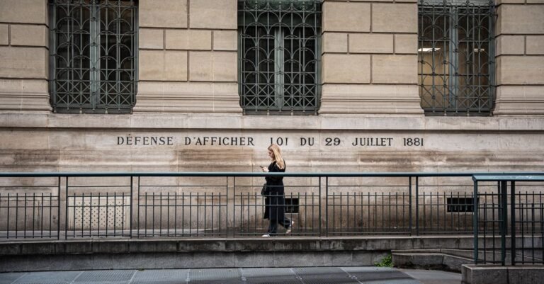 découvrez les exigences pour obtenir la citoyenneté française, incluant les critères d'éligibilité, les démarches administratives et les documents nécessaires.