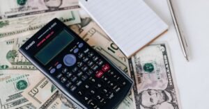 découvrez comment la hausse des frais de scolarité impacte l'accès à l'éducation et explorez des solutions pour faire face à ce défi croissant.
