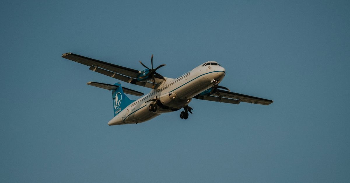 air algérie, la compagnie aérienne nationale, offre des vols réguliers vers de nombreuses destinations internationales et nationales, alliant confort et sécurité.