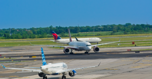 découvrez les dernières tensions dans les aéroports : retards, grèves et mesures de sécurité renforcées impactant les voyageurs.