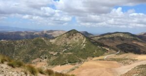 découvrez l'algérie, un pays riche en histoire, culture et paysages diversifiés, entre désert du sahara, montagnes majestueuses et villes vibrantes.