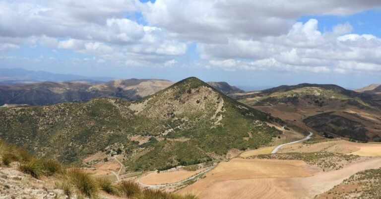 découvrez l'algérie, un pays riche en histoire, culture et paysages diversifiés, entre désert du sahara, montagnes majestueuses et villes vibrantes.