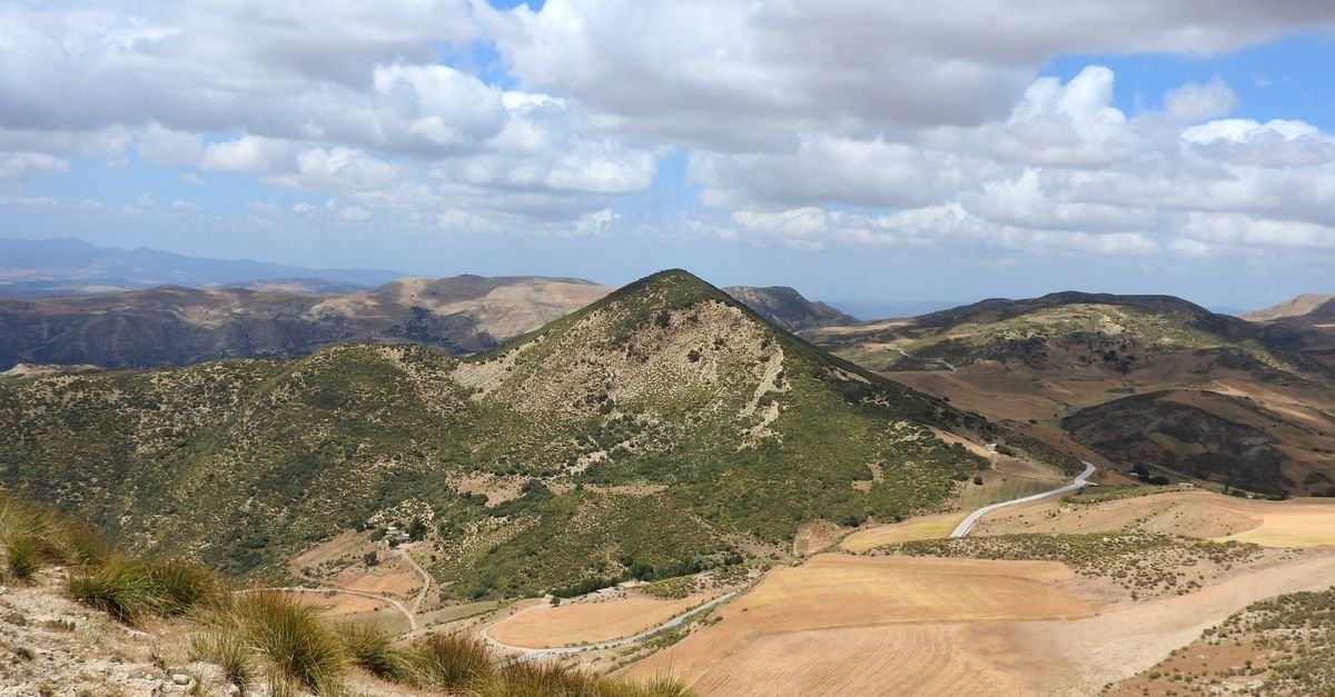 découvrez l'algérie, un pays riche en histoire, culture et paysages diversifiés, entre désert du sahara, montagnes majestueuses et villes vibrantes.