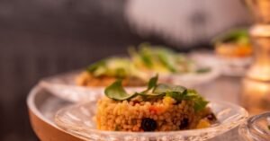 découvrez l'authentique couscous algérien, un plat traditionnel savoureux alliant semoule légère, légumes frais et épices parfumées pour un repas convivial et délicieux.