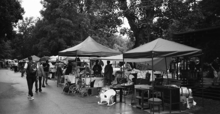 Les mystĂšres et les rĂ©alitĂ©s du marchĂ© noir : un univers clandestin oĂč s'Ă©changent des biens et services illĂ©gaux. informez-vous sur ses impacts et dangers.