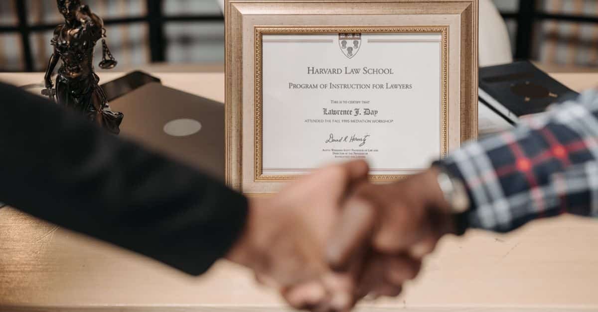 un lycéen italo-algérien remporte le prix du meilleur baccalauréat italien, une victoire exceptionnelle célébrant l'excellence académique et le talent interculturel.