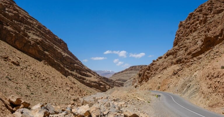 découvrez le maroc, un pays riche en culture, paysages variés et histoire fascinante. explorez ses villes emblématiques, ses déserts majestueux et sa cuisine savoureuse.