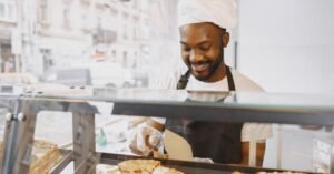 découvrez le métier de chef pâtissier : créativité, savoir-faire et passion pour les desserts raffinés et les viennoiseries délicieuses.
