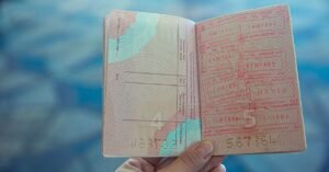 découvrez comment gérer et renouveler l'expiration de votre titre de séjour pour rester en conformité avec la législation en vigueur.