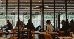 découvrez notre restaurant, un lieu chaleureux où la gastronomie française traditionnelle rencontre une ambiance conviviale. réservez votre table dès aujourd'hui pour une expérience culinaire inoubliable.