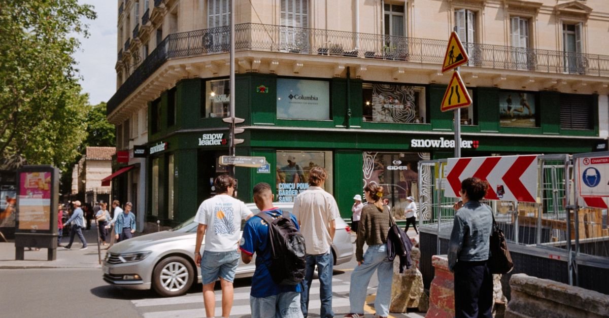découvrez la communauté des algériens en france : culture, histoire, intégration et contributions dans la société française.