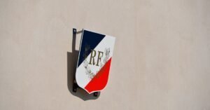 obtenez des informations complètes sur la citoyenneté française : démarches, critères d'éligibilité, avantages et conseils pour devenir citoyen français.