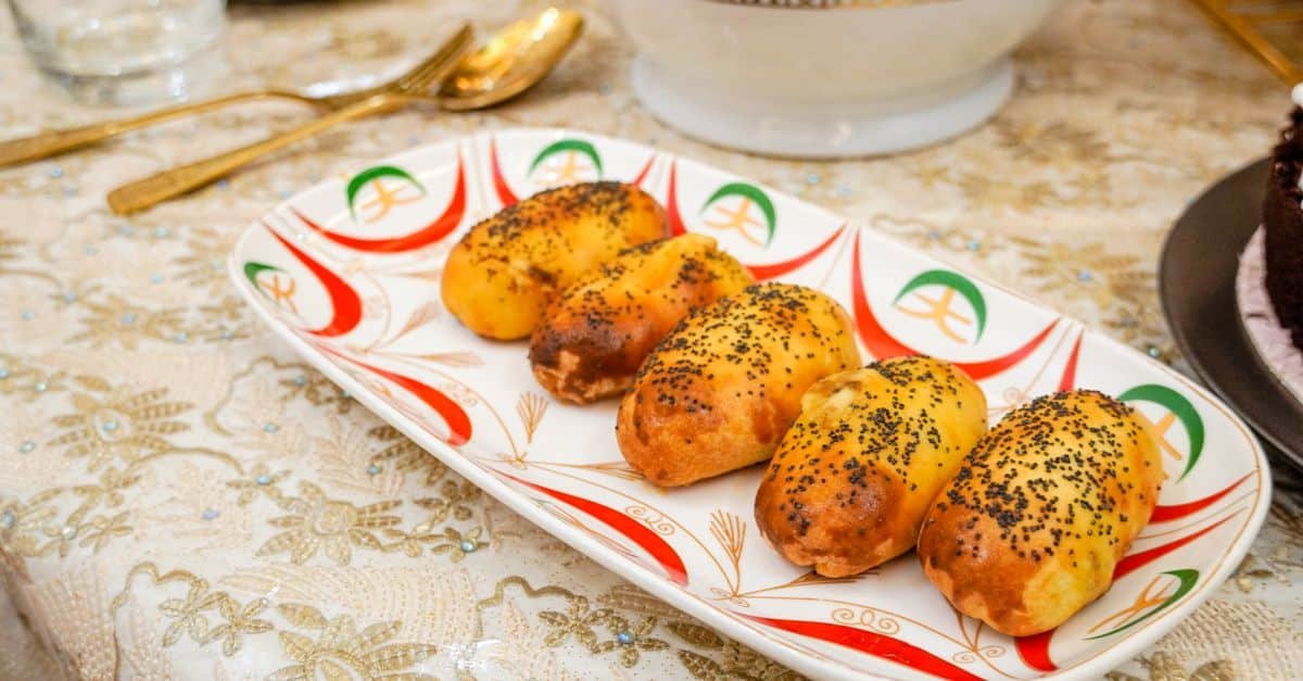 découvrez la pâtisserie algérienne traditionnelle, riche en saveurs et en histoire, avec des recettes authentiques de douceurs sucrées typiques de l'algérie.