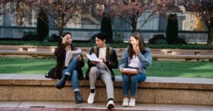 découvrez les critères d'obtention du visa étudiant pour le canada, incluant les exigences académiques, financières et de documentations nécessaires pour étudier au canada.